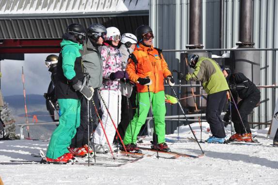 Bate´papo animado antes da longa descida de esqui até a cidade de Aspen, no Colorado, nos Estados Unidos